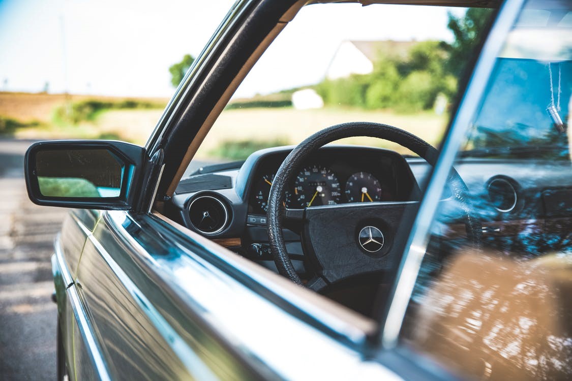 How to Remove Makeup and Other Stains from a Car’s Interior at the Car Wash